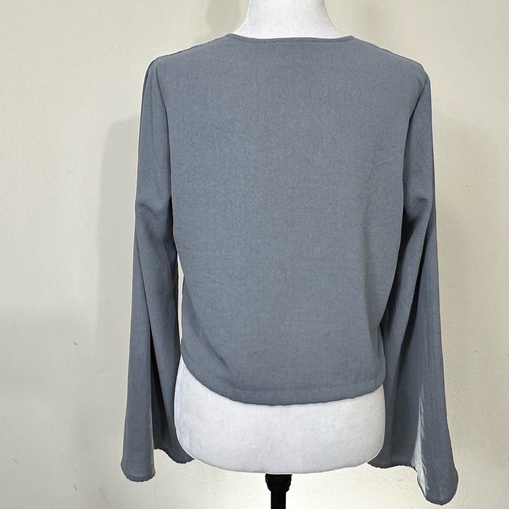 emory park Soft Grey Cropped Waist an Alluring V-Neck Button Up Shirt Top L - Picture 10 of 14